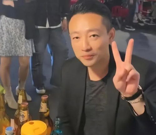 汪小菲与马筱梅在家中互动