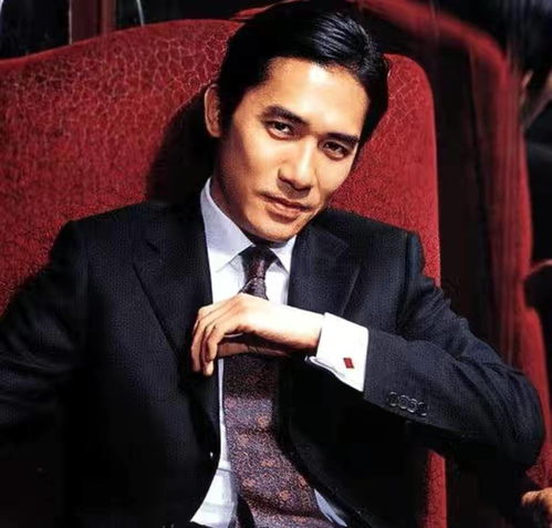 吴彦祖在上海街头拿着相机拍照