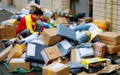 快递员在楼道中大声吵闹的照片