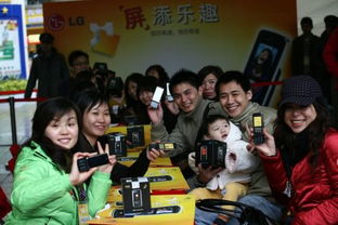 消费者在活动现场体验新款智能穿戴设备