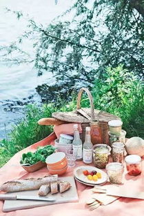 野餐垫上摆放精致的食物和装饰品