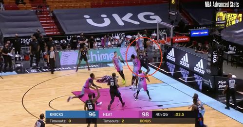 RJ·巴雷特在比赛中突破上篮