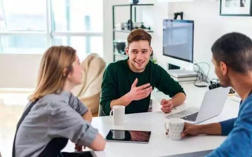 朋友之间深夜讨论工作场景