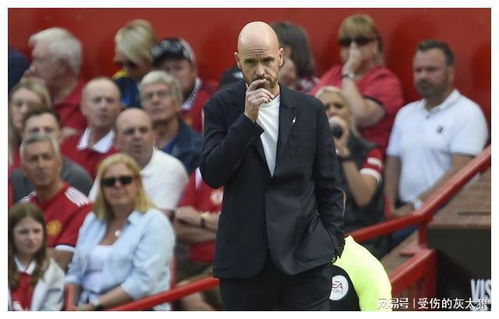 滕哈格皱眉指挥比赛