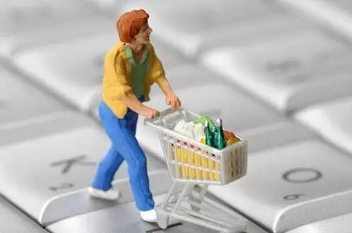 一名创业者正在研究电商平台后台数据