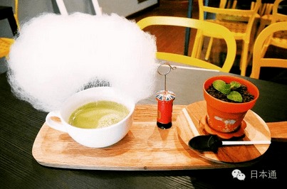 清晨下雨窗台有咖啡杯