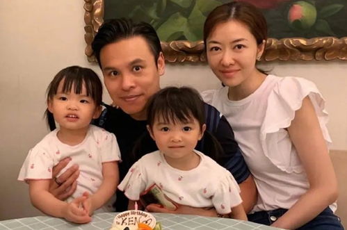 陈赫抱着小猪微笑的温馨画面