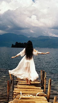 六月海边吹风的年轻人