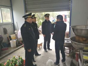 执法人员现场查看违建情况