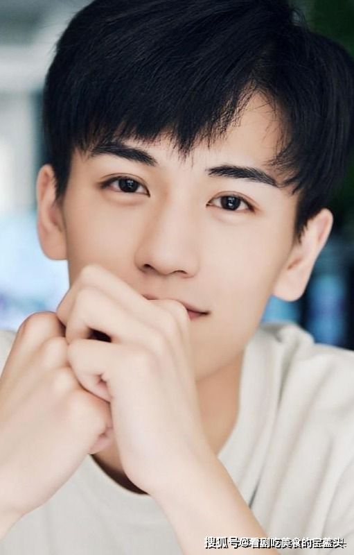 张凌赫认真研读剧本神情专注