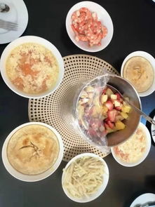 孩子为妈妈准备惊喜晚餐