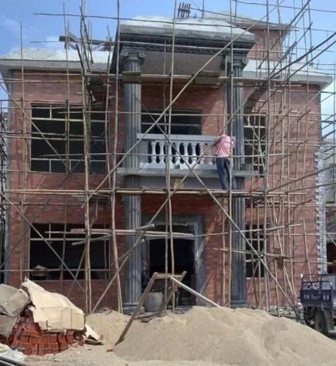 农村自建房屋施工场景