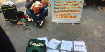 市民在街头扫码下载国家网络身份认证App