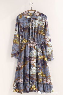 穿着碎花A字裙搭配小香风外套的女生在夕阳下的剪影