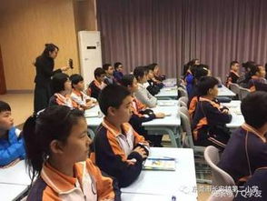 观众认真观看直播