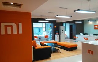 小米之家店内摆放的清补凉和产品展示区