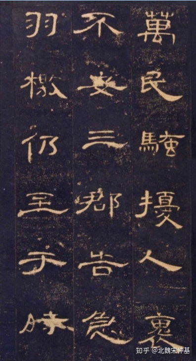 书法家杨凡在色达山坡上书写心经