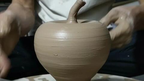 瓷器匠人正在制作瓷器