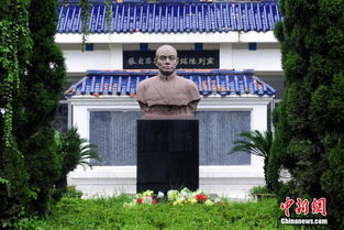 张自忠将军纪念馆前游客参观