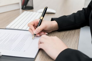 职场女性正在查看劳动合同