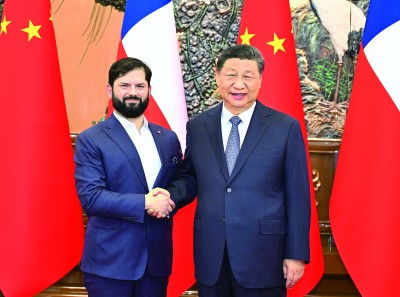 智利总统在北京人民大会堂与中方领导人握手