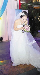 新娘独自站在婚礼现场