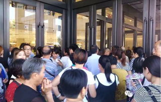 胖东来门店外排队购物的人群