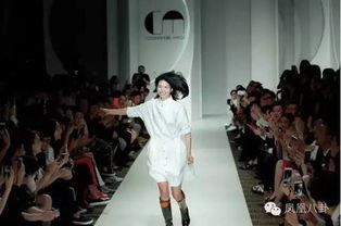 女性自信微笑穿着个性服饰