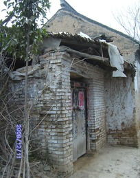 老宅内部破败场景