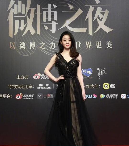 赵丽颖加盟微博之夜，粉发白裙美出新高度！网友：想低调也难