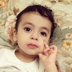 混血孩子制作中国传统手工艺品