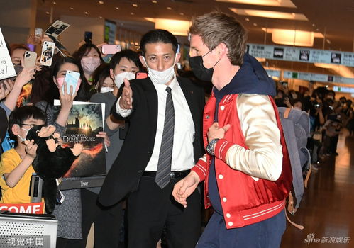 断眉抵达机场与粉丝挥手打招呼