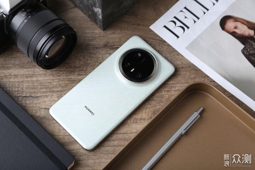 用户使用华为Mate70手机语音助手进行翻译场景展示