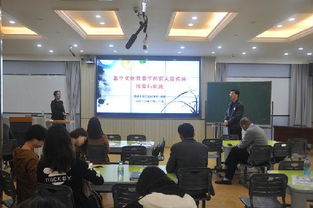 一群大学生在校园里讨论热点话题