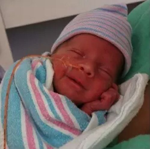 孩子拿着试卷露出微笑