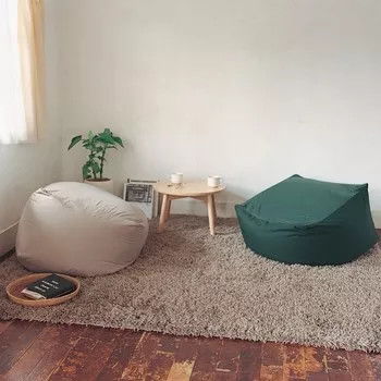 年轻人用大电视观影