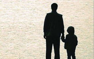 父亲去世 女儿冲出门急得直跺脚：生死瞬间的亲情牵绊