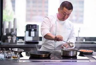 厨房里正在制作晚餐的场景