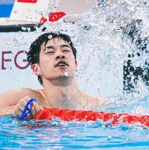 潘展乐战胜孙杨 400米自由泳夺冠！新生代泳坛王者崛起