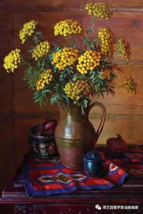 清晨阳光洒在桌面上的笔记本和咖啡杯