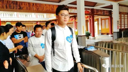 范如玉与同事们在基地合影