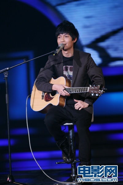 陈楚生在后台接受采访