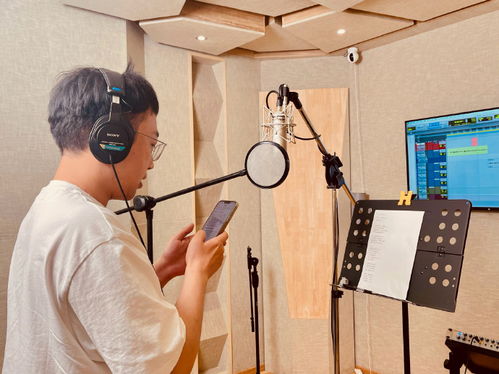 年轻人在录音棚工作