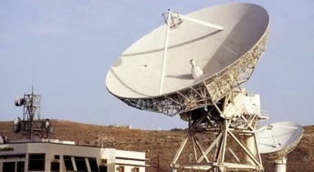 白天的气象雷达显示屏与技术人员在操作室查看数据