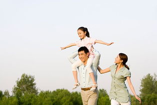 混血家庭在公园玩耍