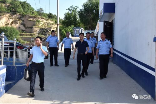 导演饺子在工作室指导团队工作的照片