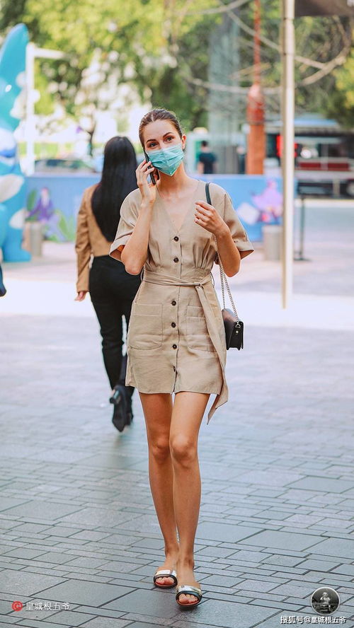 女性日常休闲穿搭街拍图