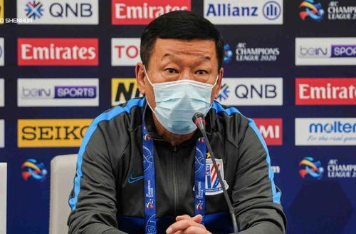 申花球迷在大连球场外合影