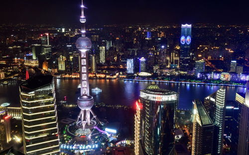 上海夜景中的书店灯光