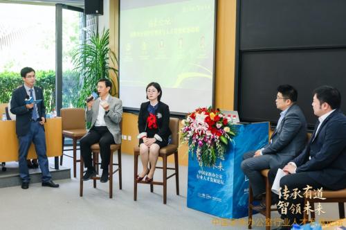 办公室里与老板讨论项目进展的场景